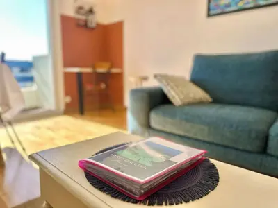 Coin salon dans l'établissement Appartement lumineux à Bénodet, plage et commerces à pied - FR-1-481-176