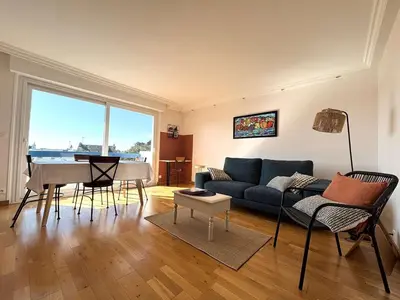 Coin salon dans l'établissement Appartement lumineux à Bénodet, plage et commerces à pied - FR-1-481-176