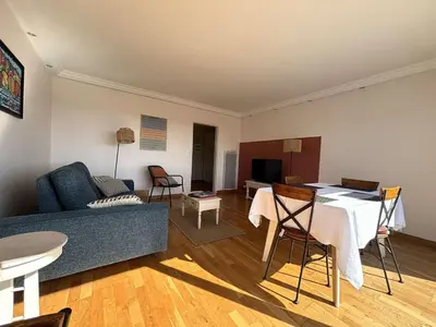Coin salon dans l'établissement Appartement lumineux à Bénodet, plage et commerces à pied - FR-1-481-176