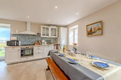Cuisine ou kitchenette dans l'établissement Ty Line - Plage à 300 m 1 500 m² de jardin
