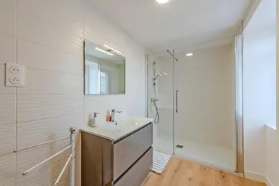 Salle de bains dans l'établissement Ty Line - Plage à 300 m 1 500 m² de jardin