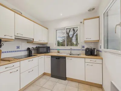 Cuisine ou kitchenette dans l'établissement Maison avec terrasse et jardin pour 6 - Bénodet