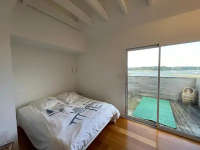 Un ou plusieurs lits dans un hébergement de l'établissement Villa d'exception WaterWorld Ile Tudy les pieds dans l'eau