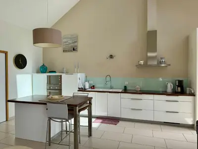Cuisine ou kitchenette dans l'établissement La Maison des Agapanthes - accès PMR - à 20 mn des Plages