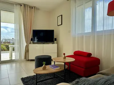 Télévision ou salle de divertissement dans l'établissement La Maison des Agapanthes - accès PMR - à 20 mn des Plages