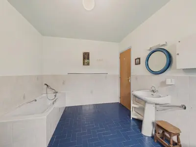 Salle de bains dans l'établissement Maison avec jardin pour 8 adultes et 2 enfants