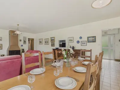 Télévision ou salle de divertissement dans l'établissement Maison avec jardin pour 8 adultes et 2 enfants