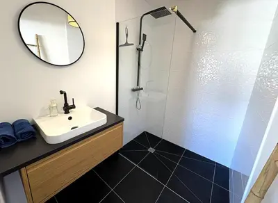 Salle de bains dans l'établissement Villa Armor Vue mer et Spa
