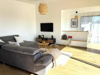 Télévision ou salle de divertissement dans l'établissement Villa Armor Vue mer et Spa