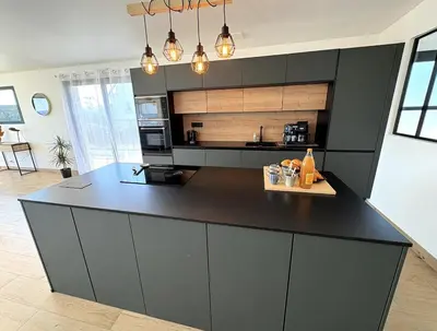 Cuisine ou kitchenette dans l'établissement Villa Armor Vue mer et Spa