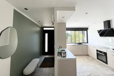 Cuisine ou kitchenette dans l'établissement Superbe maison rénovée en plein coeur de Sainte Marine