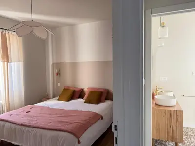 Un ou plusieurs lits dans un hébergement de l'établissement Superbe maison rénovée en plein coeur de Sainte Marine