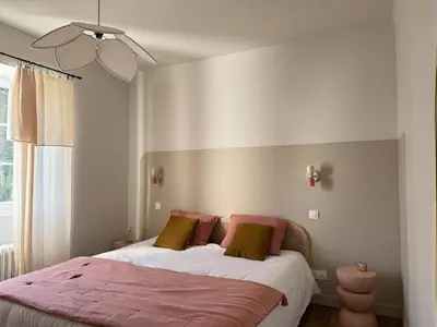 Un ou plusieurs lits dans un hébergement de l'établissement Superbe maison rénovée en plein coeur de Sainte Marine