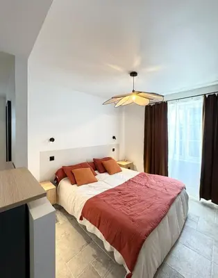 Un ou plusieurs lits dans un hébergement de l'établissement Superbe maison rénovée en plein coeur de Sainte Marine