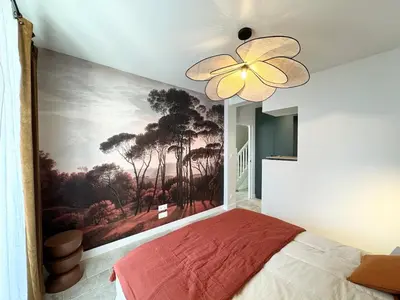 Un ou plusieurs lits dans un hébergement de l'établissement Superbe maison rénovée en plein coeur de Sainte Marine