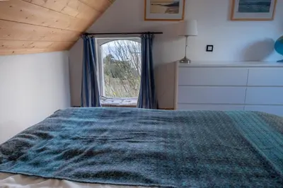 Un ou plusieurs lits dans un hébergement de l'établissement La maison aux volets bleus à 300m de la plage
