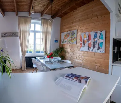 Coin salon dans l'établissement La maison aux volets bleus à 300m de la plage