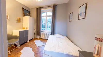 Un ou plusieurs lits dans un hébergement de l'établissement La maison aux volets bleus à 300m de la plage