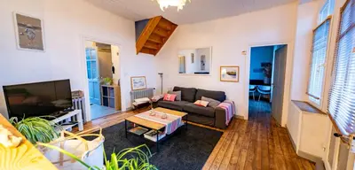 Télévision ou salle de divertissement dans l'établissement La maison aux volets bleus à 300m de la plage