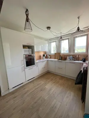 Cuisine ou kitchenette dans l'établissement Maison de ville Pont L'Abbé