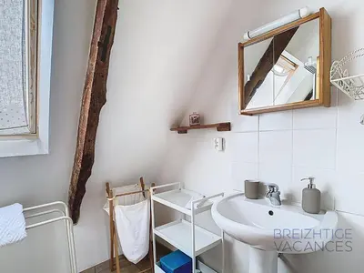 Salle de bains dans l'établissement Penty Kergonan avec belle vue mer - Crozon, Bretagne