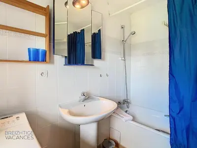 Salle de bains dans l'établissement Penty Kergonan avec belle vue mer - Crozon, Bretagne