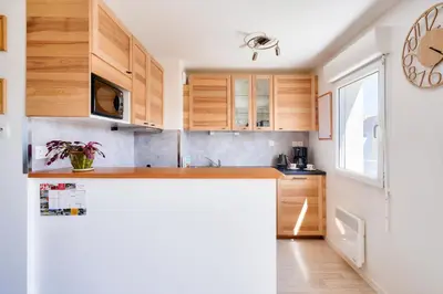 Cuisine ou kitchenette dans l'établissement Duplex pour 4 proche du port - 500m de la plage