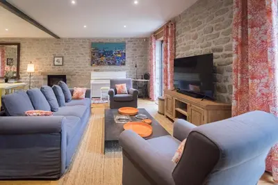 Télévision ou salle de divertissement dans l'établissement Villa Kérity-Ki - au coeur du port typique de Kérity