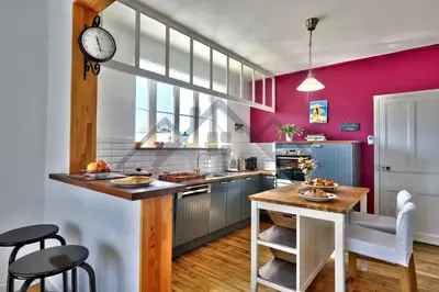 Cuisine ou kitchenette dans l'établissement LocaLise - M6A - Ty Heol - Maison de vacances à quelques pas du port et des plages - jardin avec terrasse entièrement clos - wifi inclus