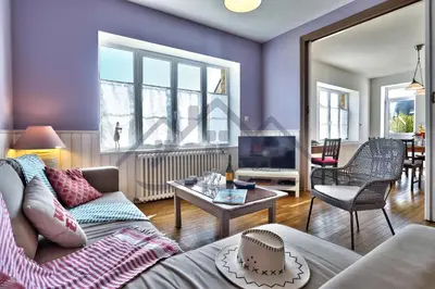 Télévision ou salle de divertissement dans l'établissement LocaLise - M6A - Ty Heol - Maison de vacances à quelques pas du port et des plages - jardin avec terrasse entièrement clos - wifi inclus
