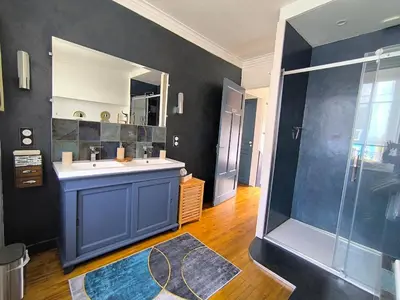 Salle de bains dans l'établissement Au calme, maison en pierres proche de la plage
