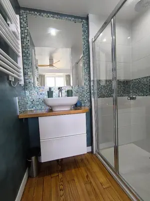 Salle de bains dans l'établissement Au calme, maison en pierres proche de la plage