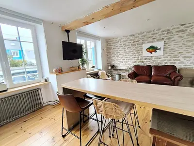Télévision ou salle de divertissement dans l'établissement Au calme, maison en pierres proche de la plage