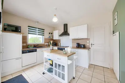 Cuisine ou kitchenette dans l'établissement Maison pour 6 avec jardin à 500 m de la plage