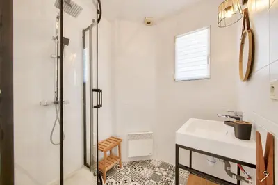 Salle de bains dans l'établissement Maison pour 6 avec jardin à 500 m de la plage