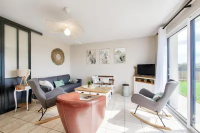 Télévision ou salle de divertissement dans l'établissement Maison pour 6 avec jardin à 500 m de la plage