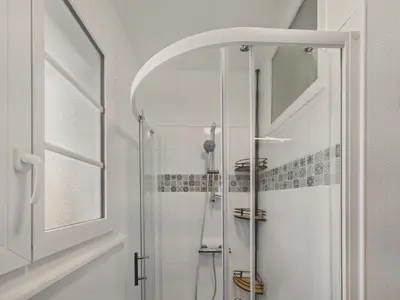 Salle de bains dans l'établissement Appartement pour 4 à 5 minutes de la plage