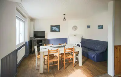 Télévision ou salle de divertissement dans l'établissement 3 Bedroom Stunning Home In Plougasnou