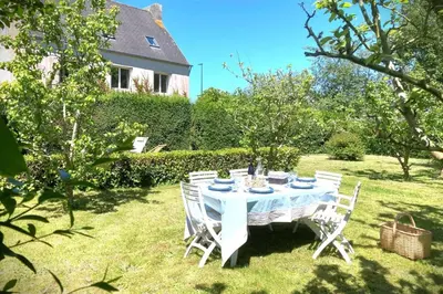Jardin de l'établissement La Corniche-Maison vue mer avec grand jardin