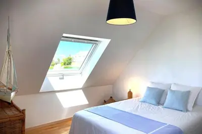 Un ou plusieurs lits dans un hébergement de l'établissement La Corniche-Maison vue mer avec grand jardin