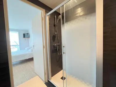 Salle de bains dans l'établissement Studio spacieux, proche mer et thalasso, parking privé