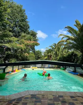 Piscine de l'établissement Chambre d'hôtes proche mer avec accès piscine ou située à proximité