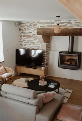 Télévision ou salle de divertissement dans l'établissement Les Pierres 2 Loc Amand
