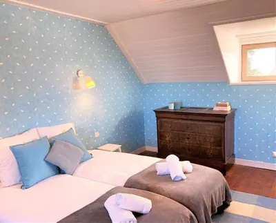 Un ou plusieurs lits dans un hébergement de l'établissement Manoir du Scluz-Prestigieux domaine vue mer