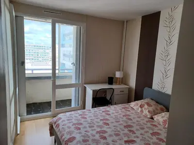 Un ou plusieurs lits dans un hébergement de l'établissement Spacious apartment bellevue