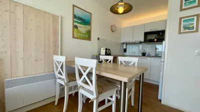 Cuisine ou kitchenette dans l'établissement Ty Jean - Piscine - plage à pied
