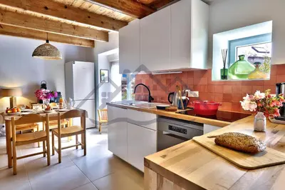 Cuisine ou kitchenette dans l'établissement LocaLise - M6B - Ty pompon, - Maison de vacances dans le centre du Guilvinec - extérieur clos - wifi inclus - animaux bienvenus - à deux pas des plages et du port du Guilvinec