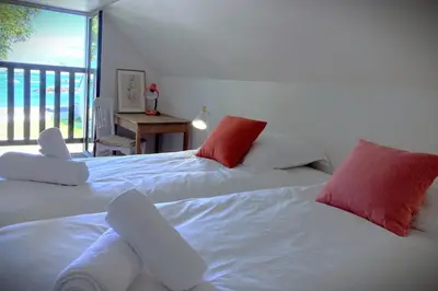 Un ou plusieurs lits dans un hébergement de l'établissement La Balise-Appart dans un manoir-Vue mer et jardin