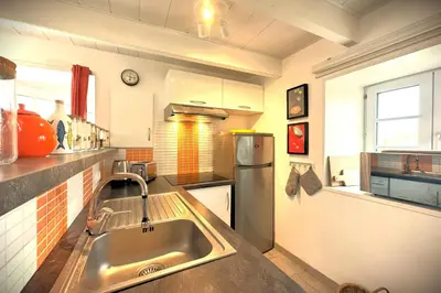 Cuisine ou kitchenette dans l'établissement Ty Jeanne-Maison bretonne avec jardin proche mer