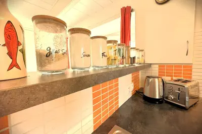 Cuisine ou kitchenette dans l'établissement Ty Jeanne-Maison bretonne avec jardin proche mer